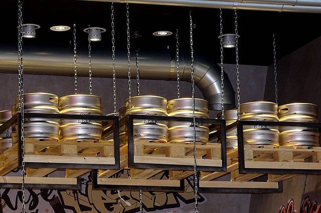 В США построят первый в мире отель, где можно будет поплавать в пиве