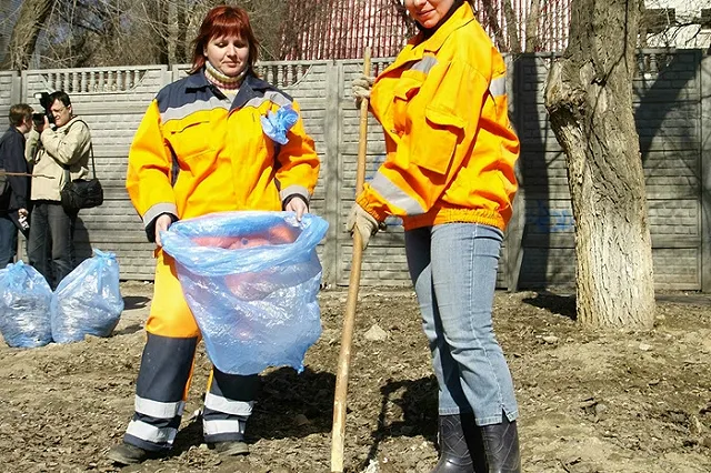 Екатеринбуржцев призывают сфотографироваться с метлами и граблями