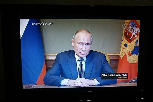 «Крайне сложно, а иногда невозможно». Операторы платного ТВ замещают западный контент