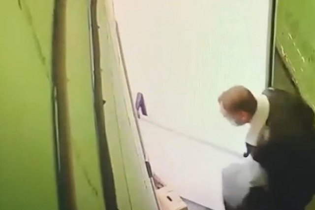 В «Гринвич» через чёрный ход пробрался неизвестный и украл iPhone