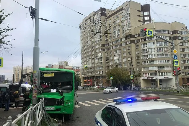Пострадали 11 человек: в Екатеринбурге автобус врезался в столб