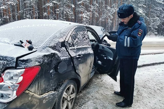 Три человека в больнице: под Берёзовским пьяная мать взяла ребёнка, села за руль и устроила аварию