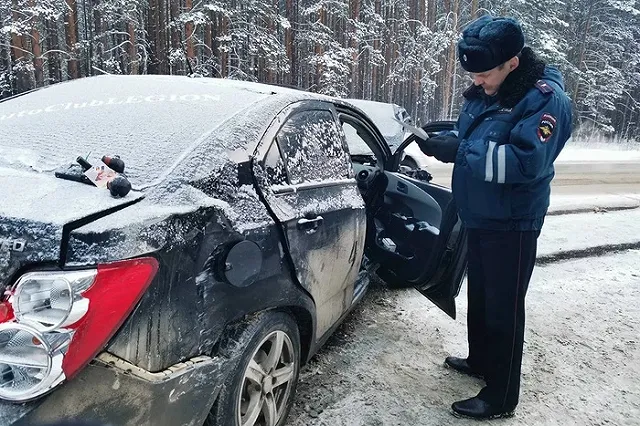 Три человека в больнице: под Берёзовским пьяная мать взяла ребёнка, села за руль и устроила аварию