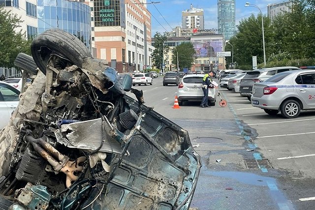 В центре Екатеринбурга произошло массовое ДТП с опрокидыванием иномарки