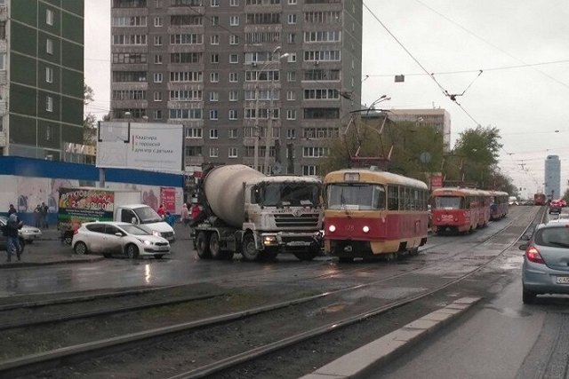 На Малышева бетономешалка протаранила трамвай