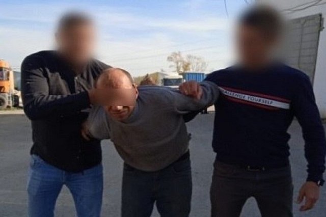 Екатеринбуржец в балаклаве напал на прохожую и изнасиловал её в лесу