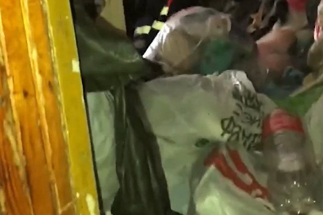 В Екатеринбурге многодетная семья завалила мусором квартиру до потолка