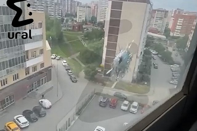 На Ботанике неизвестные обстреляли окна многоэтажного дома