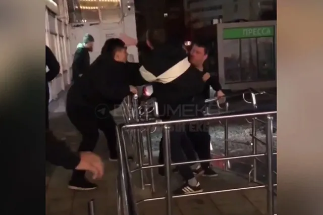 В Екатеринбурге мужчины устроили массовую драку из-за школьницы
