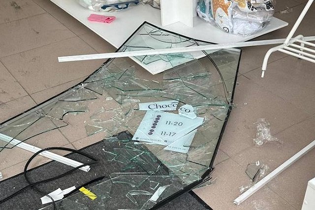 В Екатеринбурге воры разнесли магазин детской одежды из-за 300 рублей в кассе