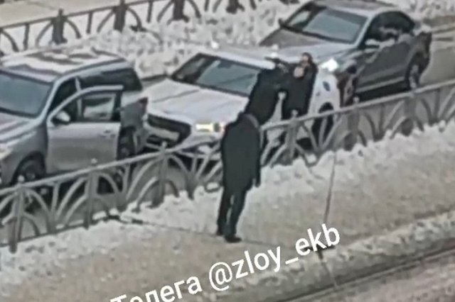 На перекрестке Фрунзе — 8 Марта подрались водители автомобилей — видео