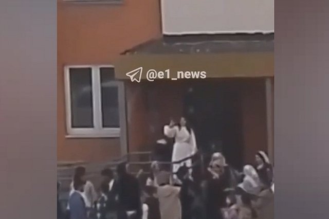 В Екатеринбурге свадебный кортеж южан перекрыл двор