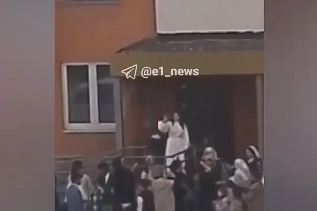 В Екатеринбурге свадебный кортеж южан перекрыл двор