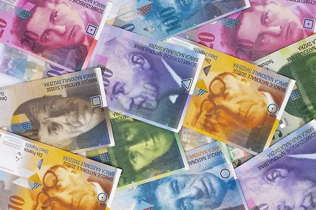 Швейцария собралась платить всем гражданам по 2500 евро