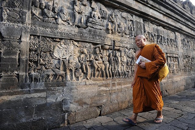 Red Bull извинился перед индонезийцами за тайные рекламные прыжки по храмам