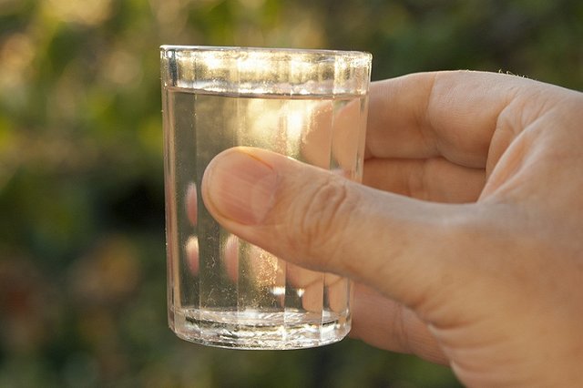 Россияне стали пить меньше водки и пива