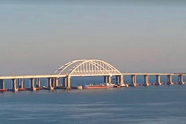 Ещё два судна ВМС Украины следуют к Керченскому проливу