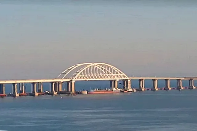 Ещё два судна ВМС Украины следуют к Керченскому проливу