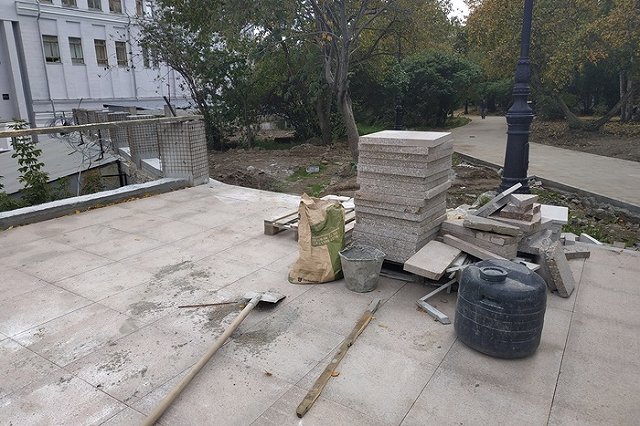 Вмонтированный в Исторический сквер шлагбаум демонтируют