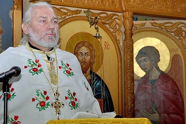 Священника, который воспитывал 70 приемных детей, обвинили в педофилии