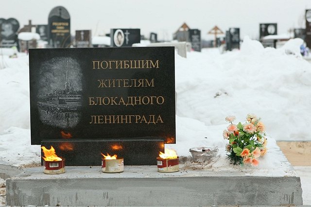 На площади Труда екатеринбуржцам в честь снятия блокады Ленинграда раздают хлеб