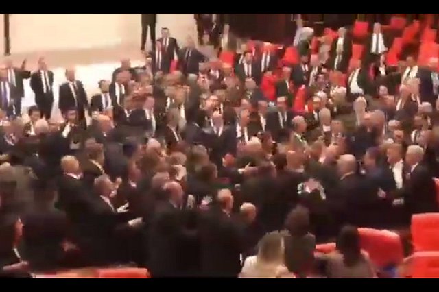 Сторонники и противники Эрдогана устроили массовую драку в парламенте Турции