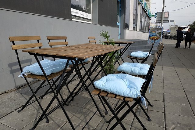 Роспотребнадзор раздвинул столы в кафе и ресторанах