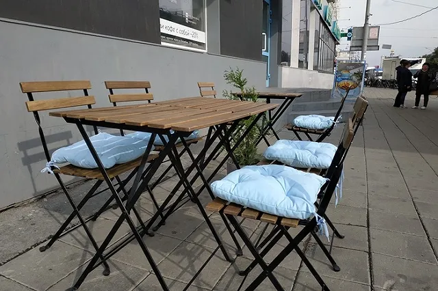 Роспотребнадзор раздвинул столы в кафе и ресторанах