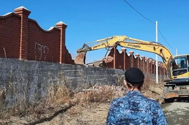 «Угрожает спустить собак»: екатеринбуржец обвинил супругу главы Центра занятости в захвате земли