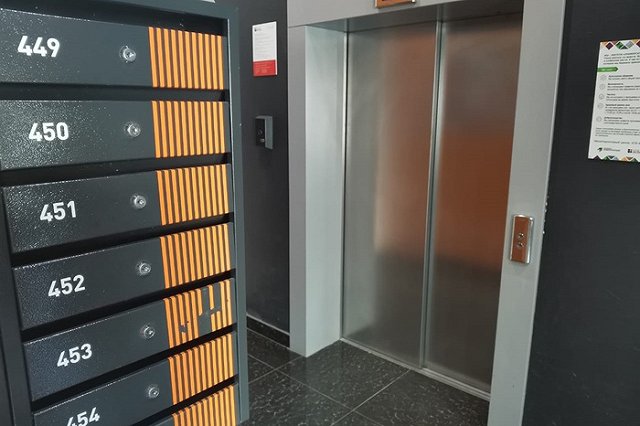 В Екатеринбурге судебные приставы устранили шум от лифтового оборудования в многоквартирном доме