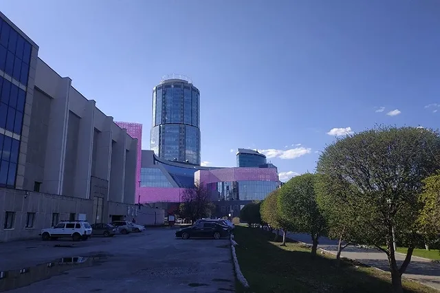 «Закрывайся, гадюшник, скорей». Оперный певец спел «арию» про Ельцин Центр