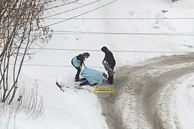 Никто не пытался ему помочь: в свердловском городе упал и умер мужчина на улице