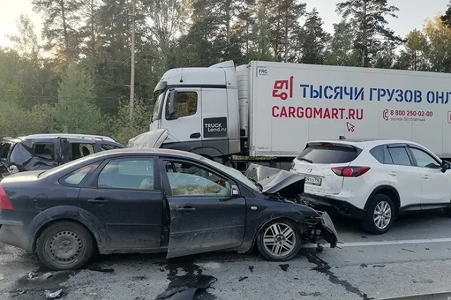 Пострадали 5 человек: на ЕКАД произошла массовая авария