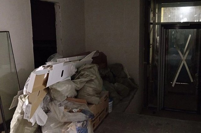 В Академическом жители новостройки пожаловались на заваленный мусором подъезд