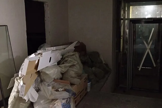 В Академическом жители новостройки пожаловались на заваленный мусором подъезд