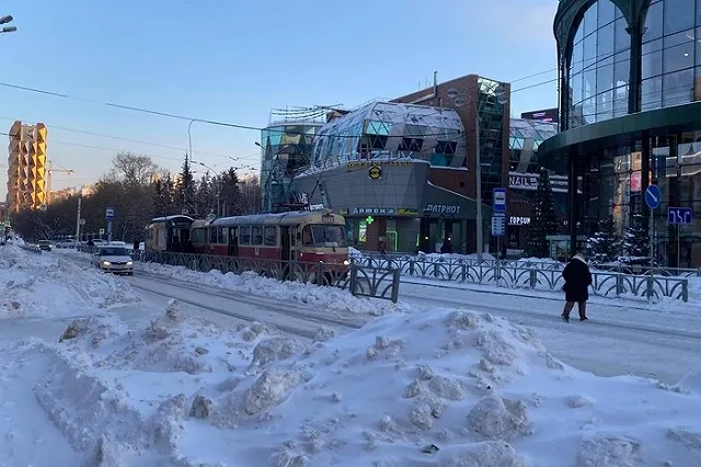 В мэрии объяснили, почему трамвай из Академического опаздывает и постоянно переполнен