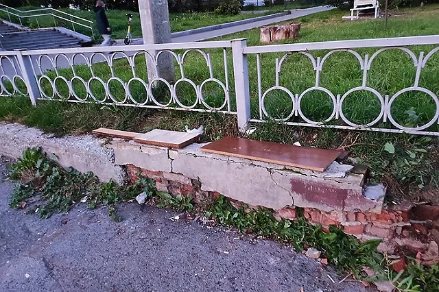 В Екатеринбурге пенсионеры смастерили остановку своими руками