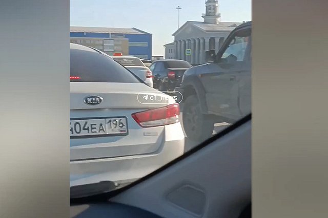 В аэропорту Кольцово из-за сбоя в терминалах скопилась гигантская пробка