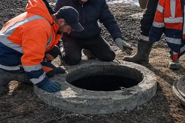 Из засорившейся канализации в Нижнем Тагиле достали ковер