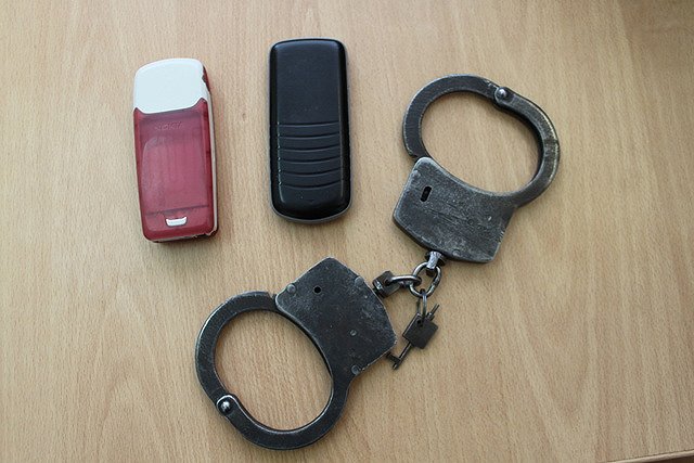 В колонию Свердловской области пытались провезти мобильные аппараты в тракторе