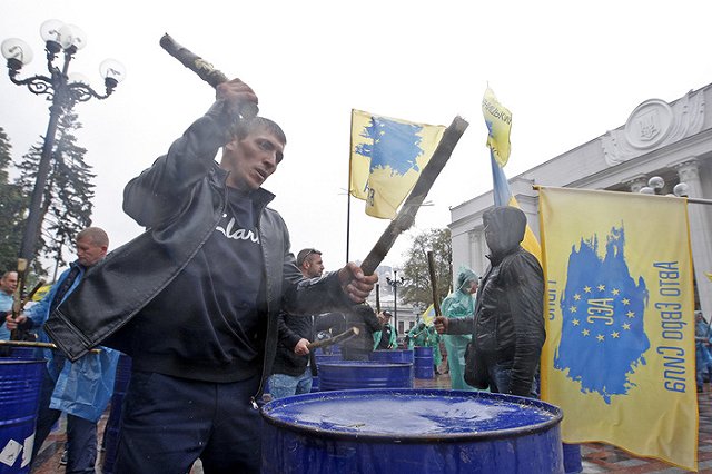 Российского журналиста задержали в Киеве за разрезание торта