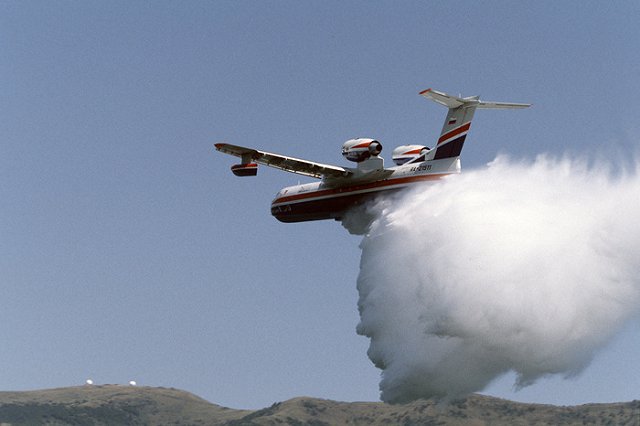 Самолет МЧС вылил 40 тонн воды на голову гаишника