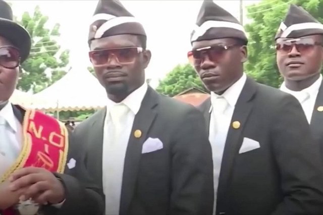 Носильщики гробов из мемов призвали людей сидеть дома, чтобы не пришлось танцевать вместе с ними