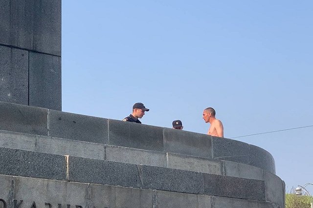 В центре Екатеринбурга мужчина разделся до трусов и порвал свои документы — видео