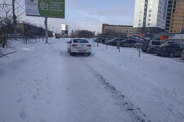 «Не первый раз ездит по тротуару». На Уктусе водителю такси стало лень выезжать на проезжую часть