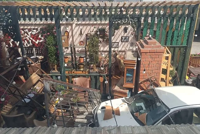 В центре Екатеринбурга машина влетела в летнюю веранду ресторана