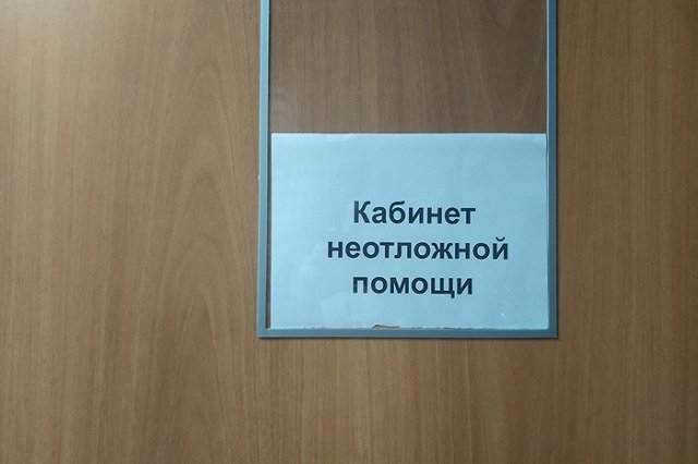 В свердловском городе «неотложные» больные перестали помещаться в здании и ждут приема стоя на улице