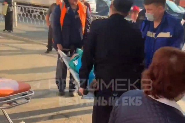 Врачи рассказали о состоянии екатеринбурженки, упавшей на рельсы в метро Екатеринбурга