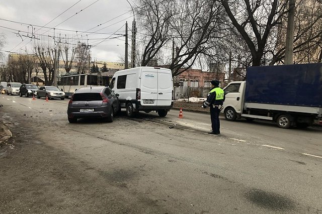 Семнадцатилетняя девушка пострадала в столкновении двух машин в Екатеринбурге