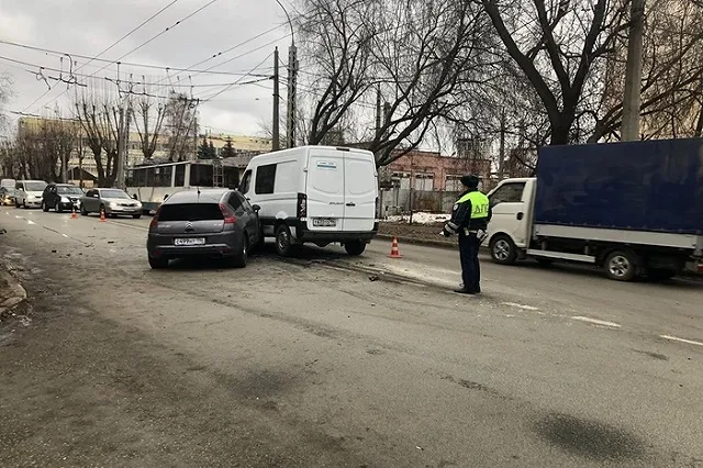 Семнадцатилетняя девушка пострадала в столкновении двух машин в Екатеринбурге